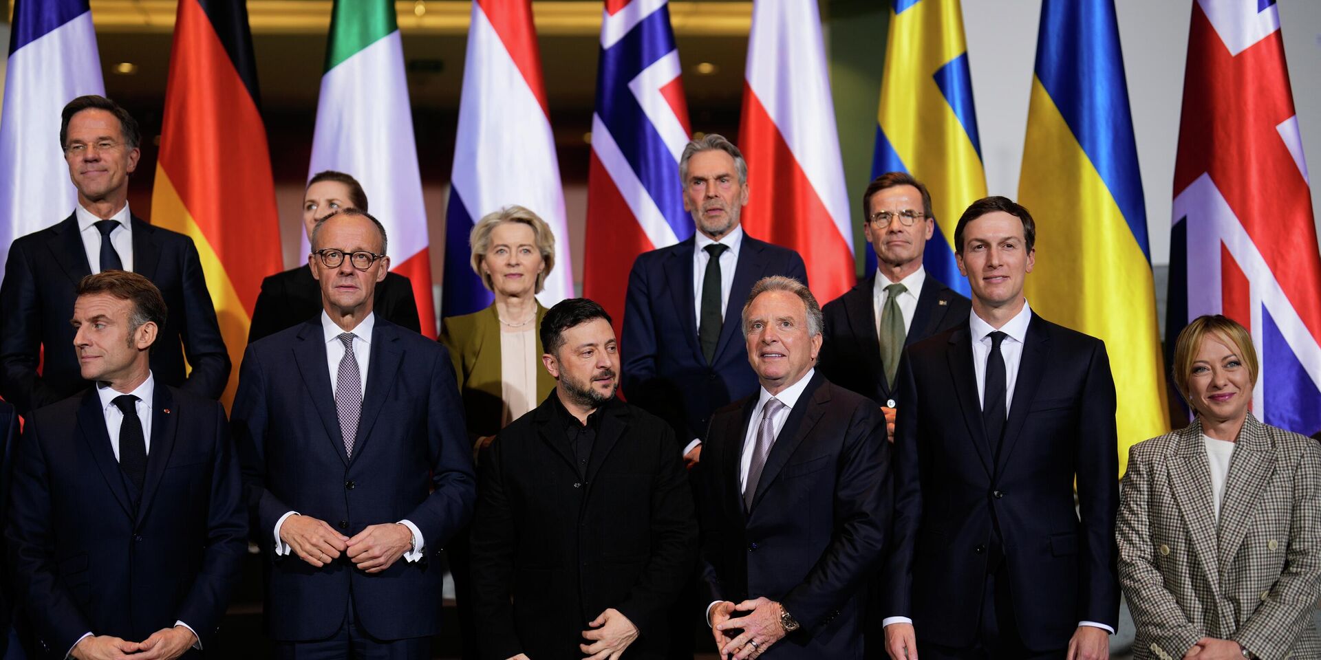 Владимир Зеленский, специальный посланник США Стив Уиткофф и европейские политики на встрече в Берлине, Германия - ИноСМИ, 1920, 16.12.2025