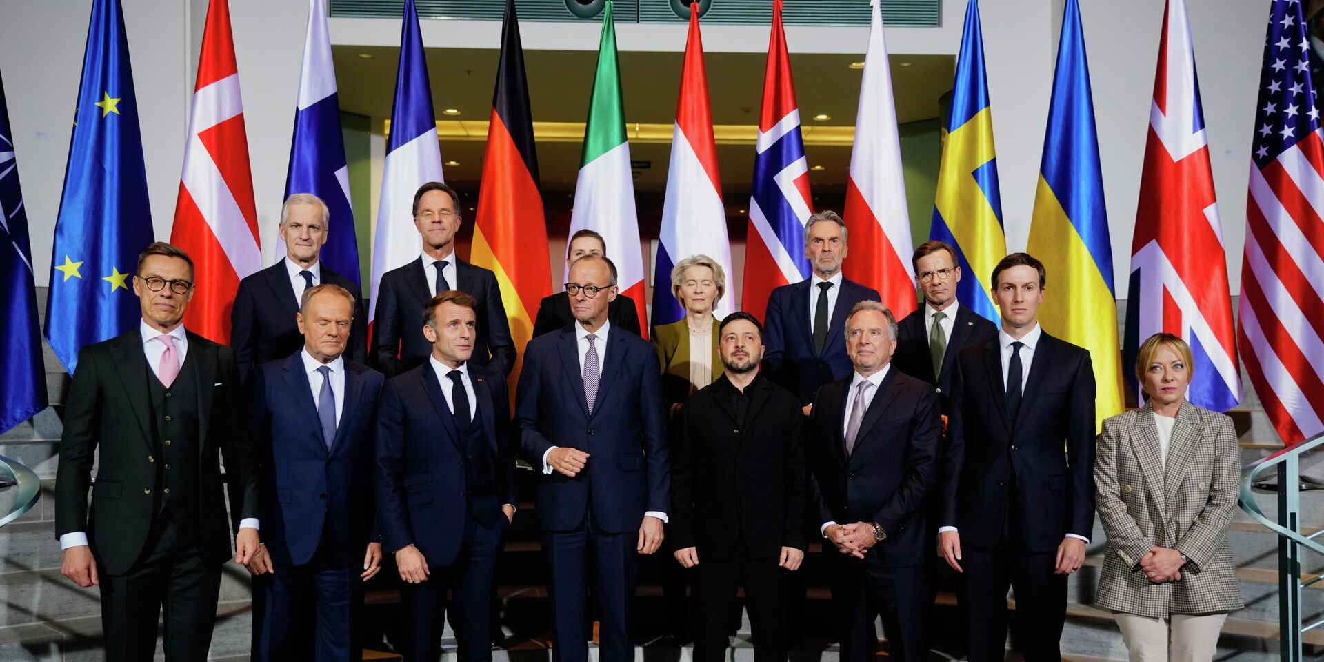 Владимир Зеленский, специальный посланник США Стив Уиткофф и европейские политики на встрече в Берлине, Германия - ИноСМИ, 1920, 17.12.2025