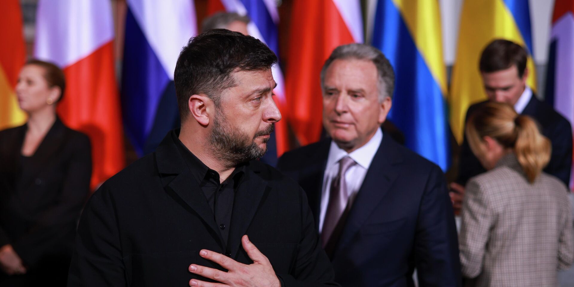 Владимир Зеленский, специальный посланник США Стив Уиткофф и европейские политики на встрече в Берлине, Германия - ИноСМИ, 1920, 16.12.2025