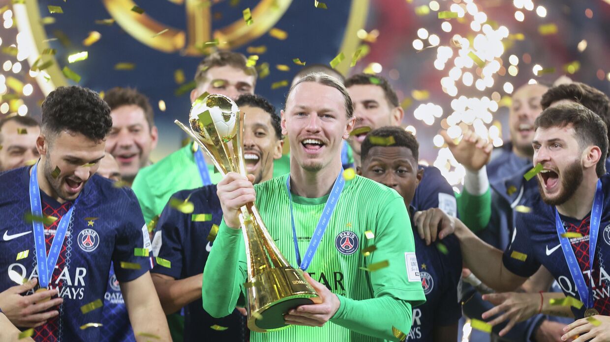 Вратарь ПСЖ Матвей Сафонов после победы в финальном матче Межконтинентального кубка ФИФА по футболу между Фламенго и Пари Сен-Жермен в Дохе, Катар
