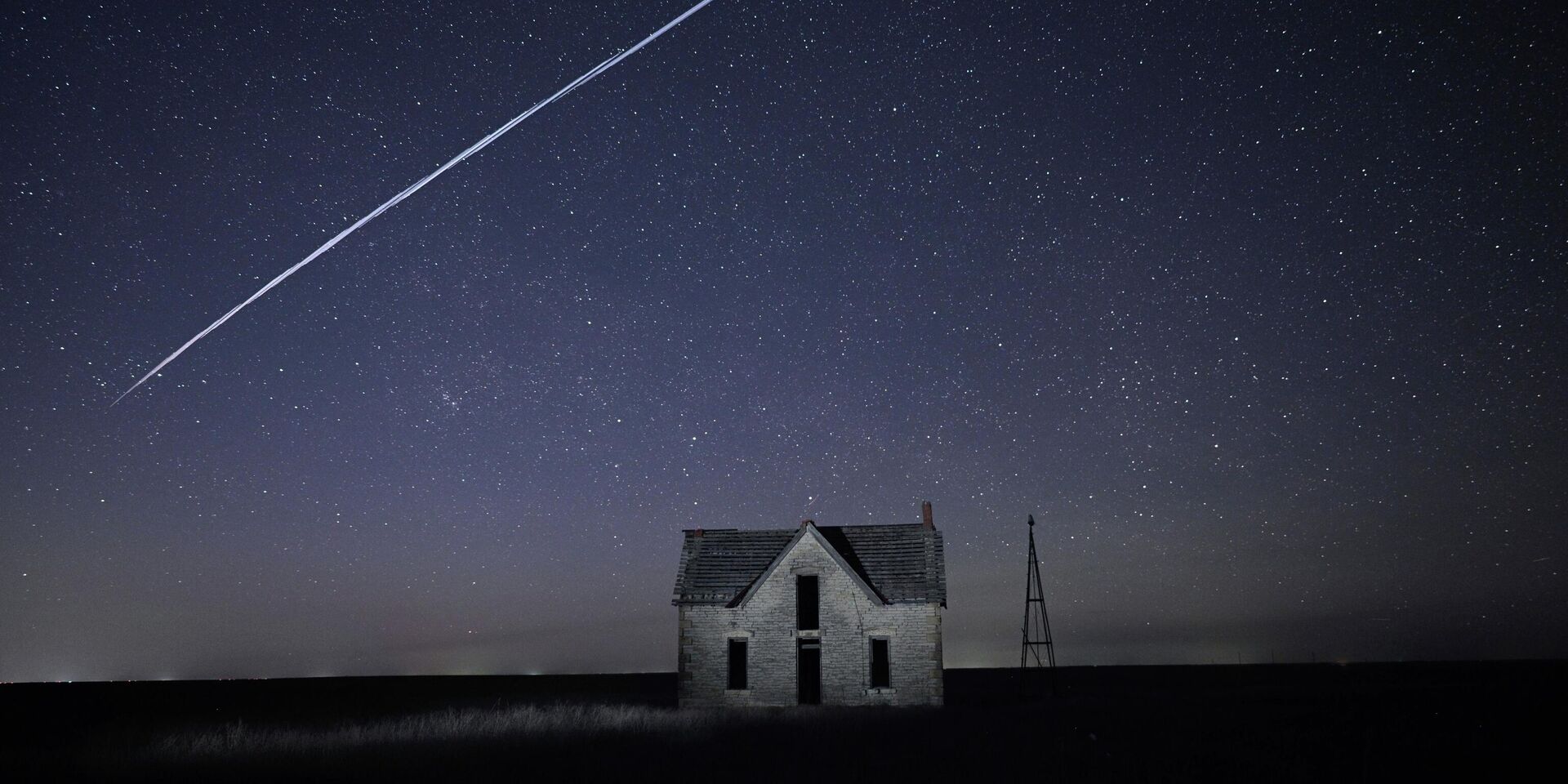 Цепочка спутников SpaceX StarLink пролетает над старым каменным домом  - ИноСМИ, 1920, 23.12.2025