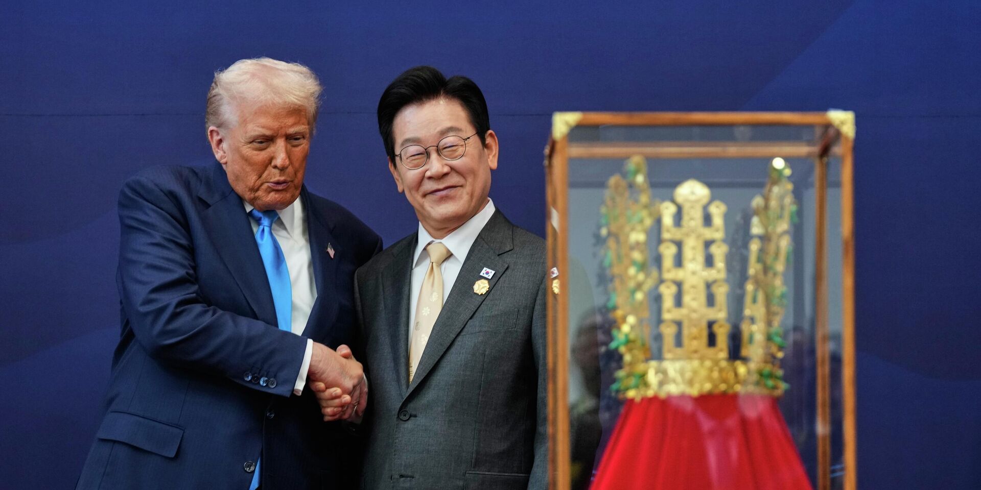 Президент Дональд Трамп пожимает руку президенту Южной Кореи Ли Чжэ Мену в Кенджу, Южная Корея, 29 октября 2025 года. - ИноСМИ, 1920, 23.12.2025