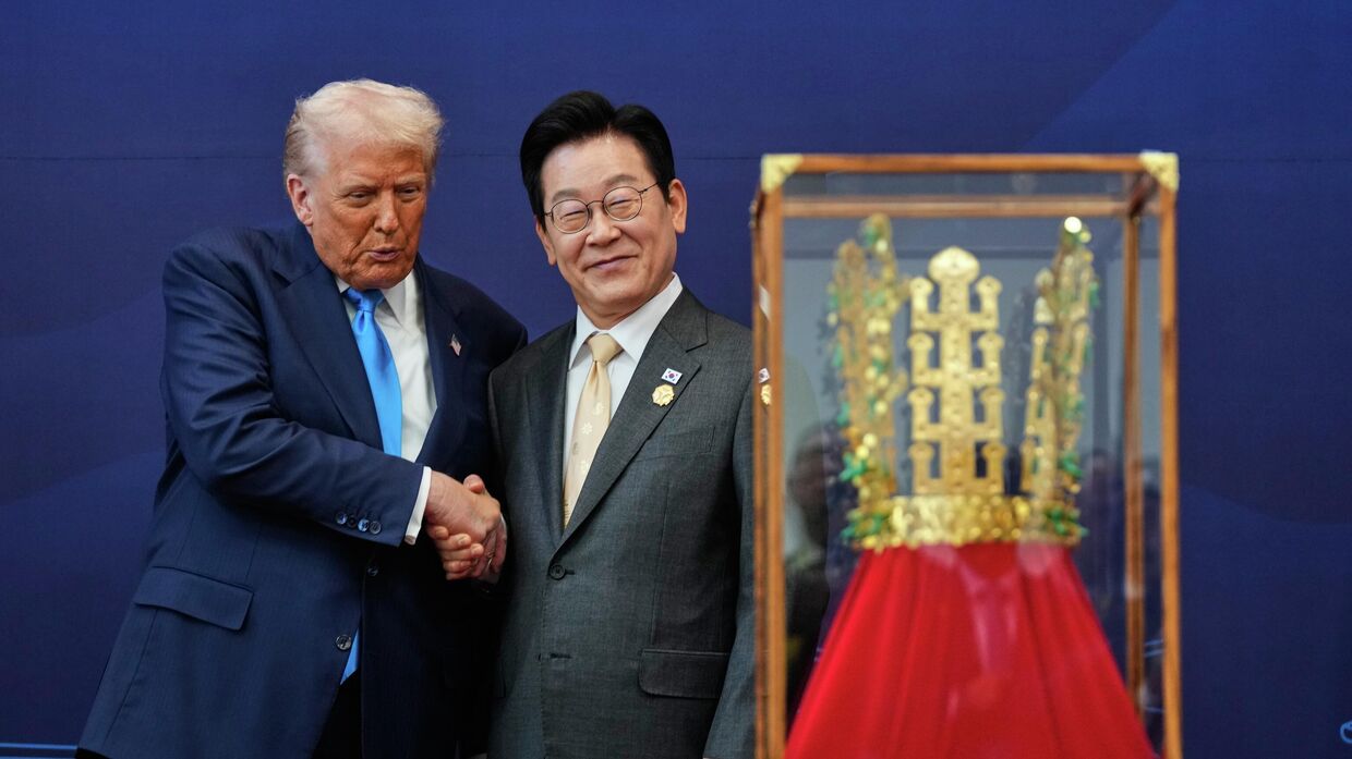Президент Дональд Трамп пожимает руку президенту Южной Кореи Ли Чжэ Мену в Кенджу, Южная Корея, 29 октября 2025 года.