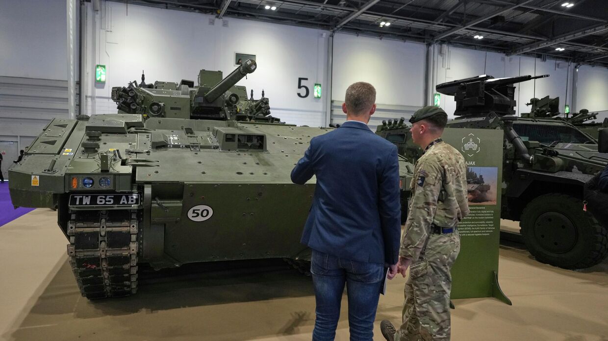 Новая боевая бронированная машина британской армии Ajax на выставке военной техники DSEI в Лондоне (AP Photo/Alastair Grant)