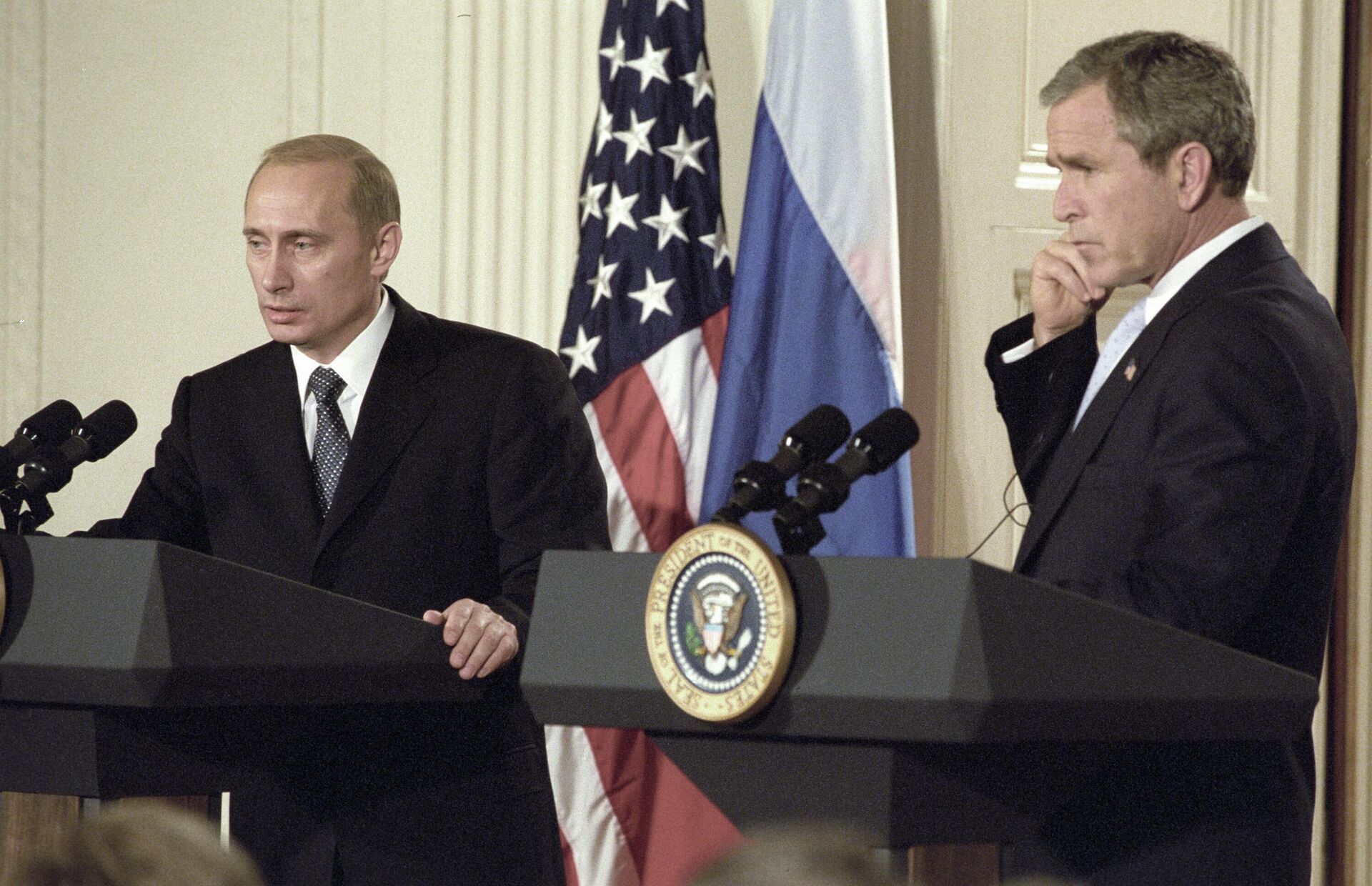 Президент РФ Владимир Путин (слева) и Президент США Джордж Буш (справа)  - ИноСМИ, 1920, 07.04.2026
