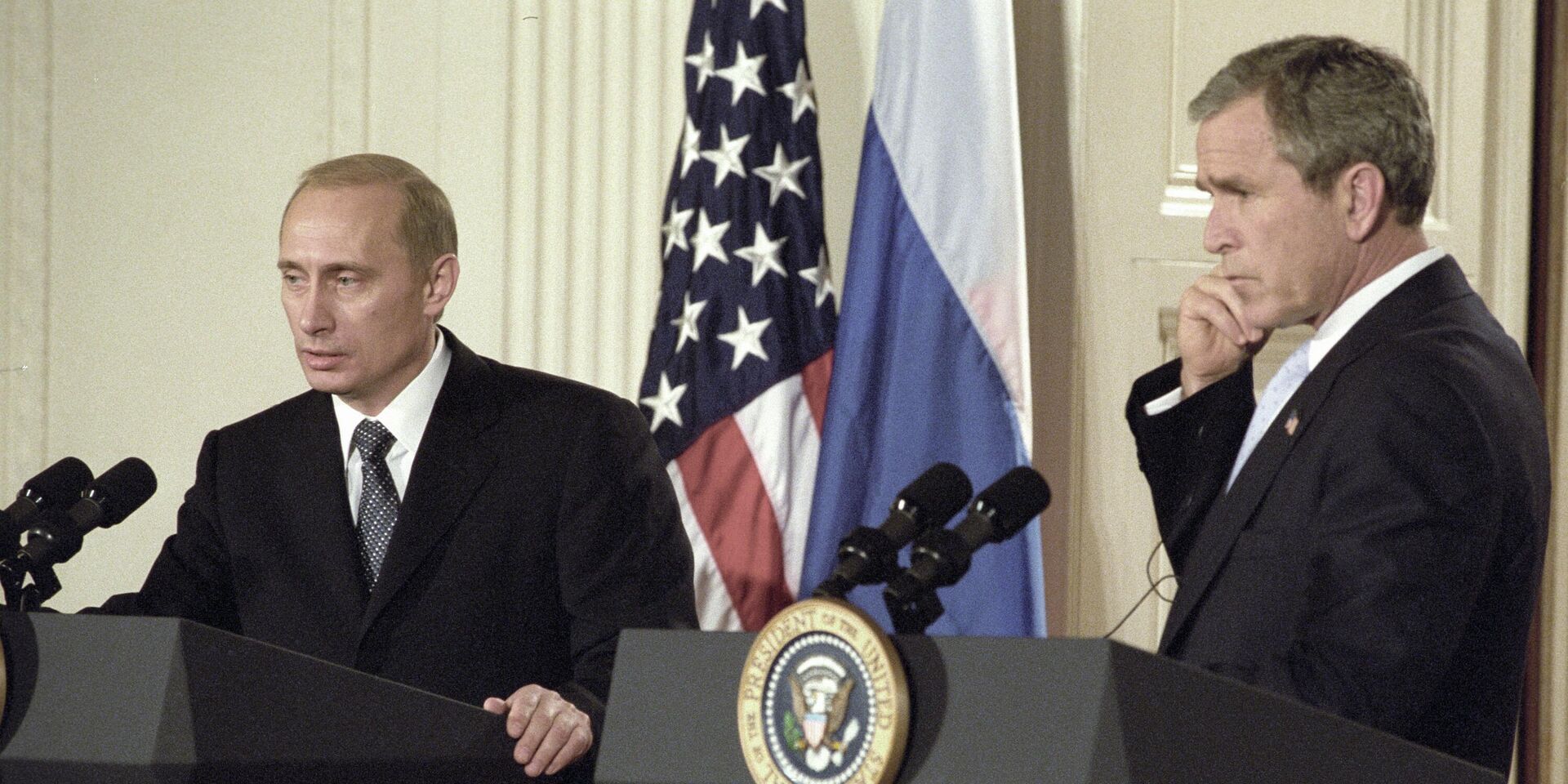 Президент РФ Владимир Путин (слева) и Президент США Джордж Буш (справа)  - ИноСМИ, 1920, 25.12.2025