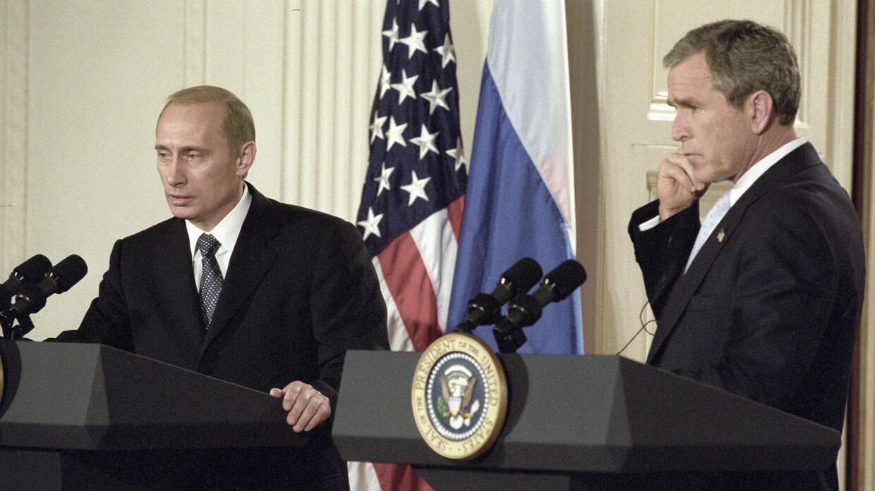 Президент РФ Владимир Путин (слева) и Президент США Джордж Буш (справа) 