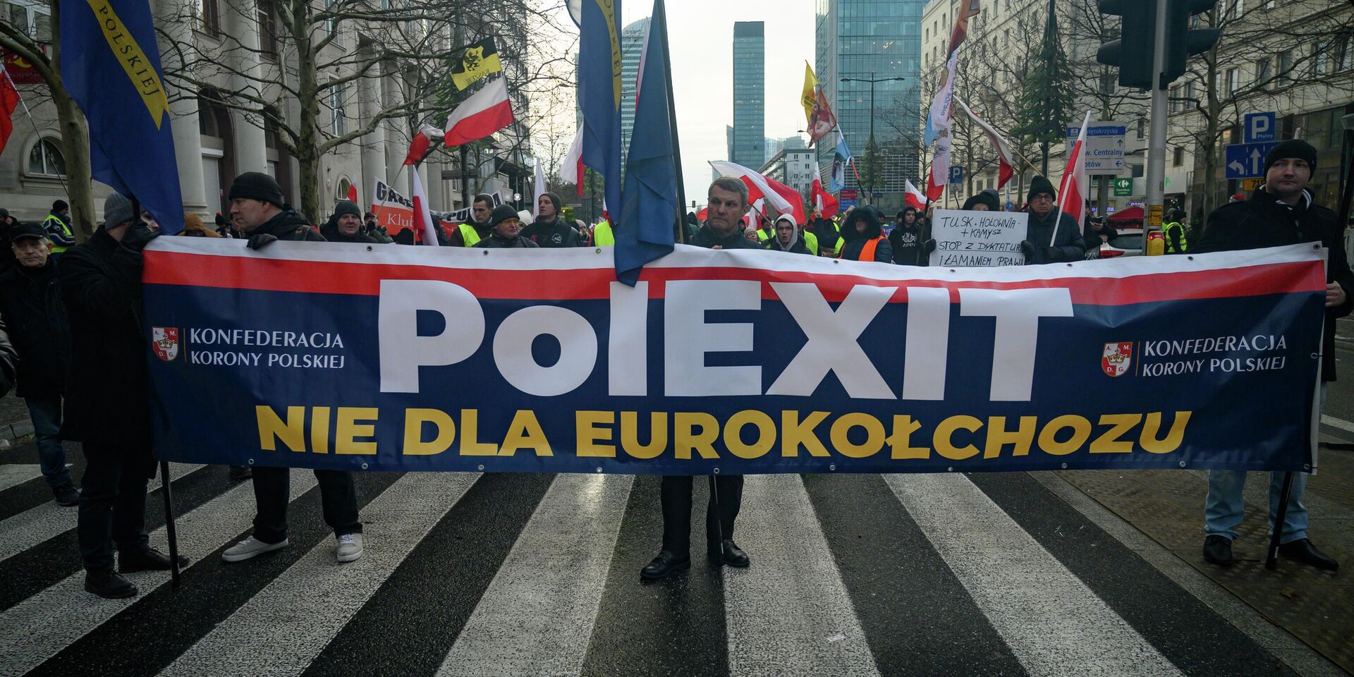 Акция протеста сторонников выхода Польши из ЕС в Варшаве - ИноСМИ, 1920, 25.12.2025