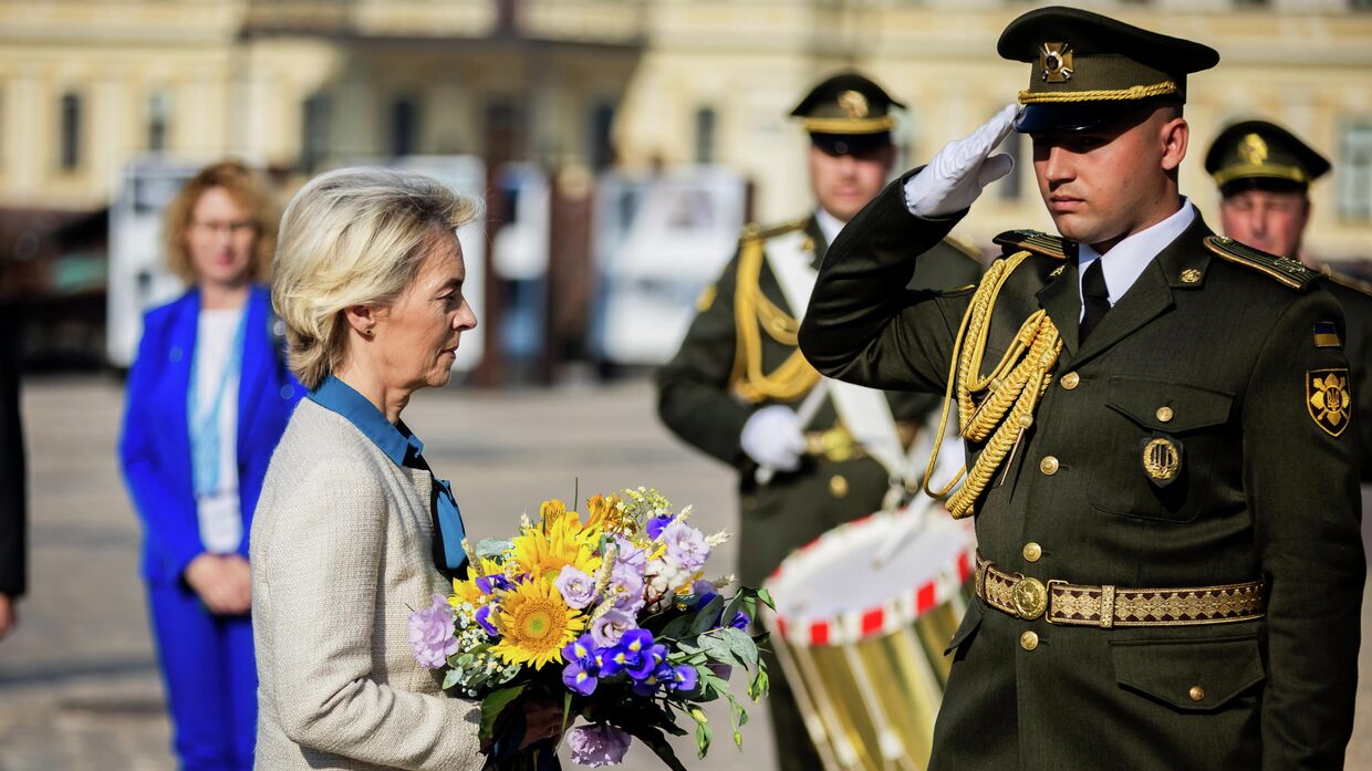 Урсула фон дер Ляйен у мемориала погибшим украинским воинам в Киеве