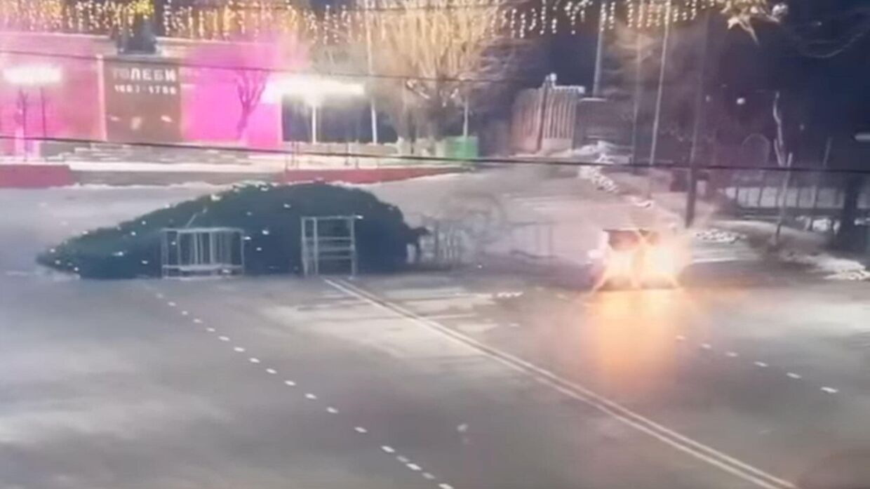 В Казахстане в городе Сарыагаш водитель на Жигули снес елку