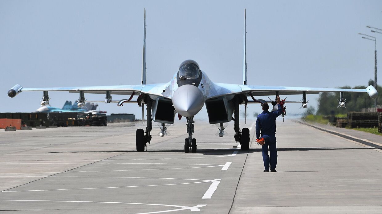 Многоцелевой истребитель Су-35 ВКС России