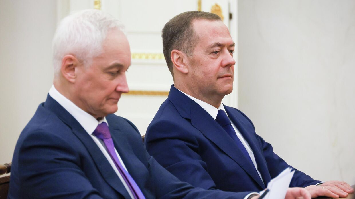 Президент Владимир Путин провел совещание по рассмотрению основных параметров проекта государственной программы вооружения