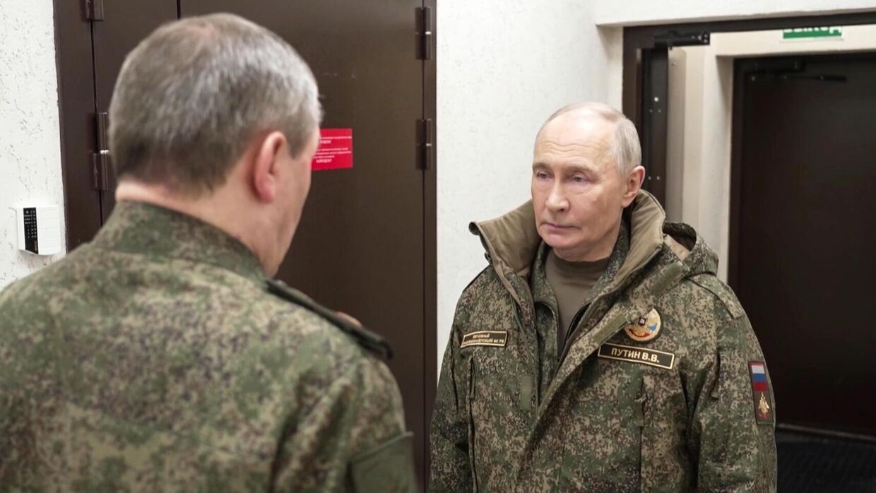 Президент Владимир Путин посетил вспомогательный пункт управления Объединенной группировки войск