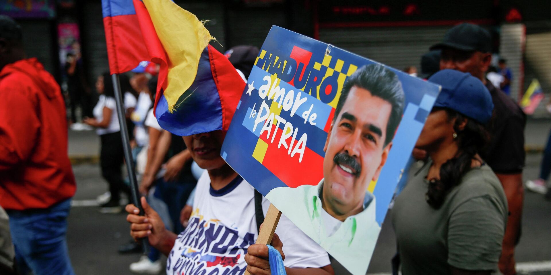 Участники марша требуют освободить президента Венесуэлы Николаса Мадуро - ИноСМИ, 1920, 05.01.2026
