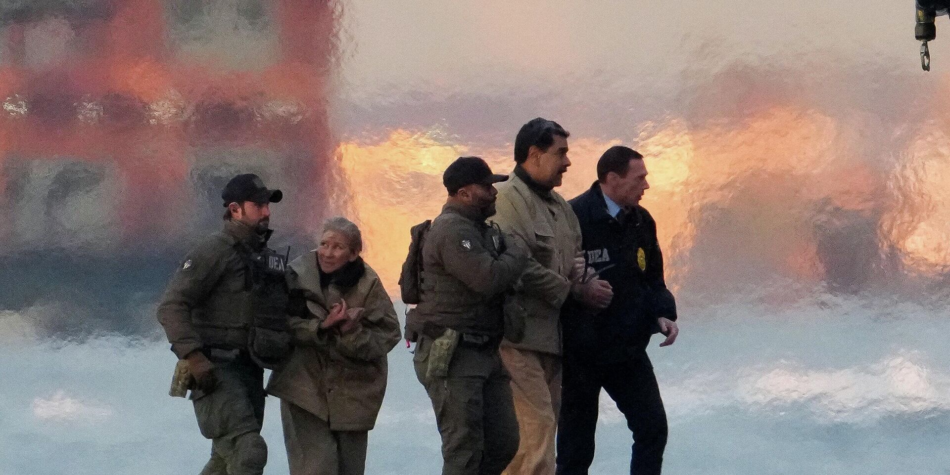 Сотрудники правоохранительных органов выводят захваченных в плен президента Венесуэлы Николаса Мадуро и его супругу Силию Флорес из вертолета - ИноСМИ, 1920, 05.01.2026