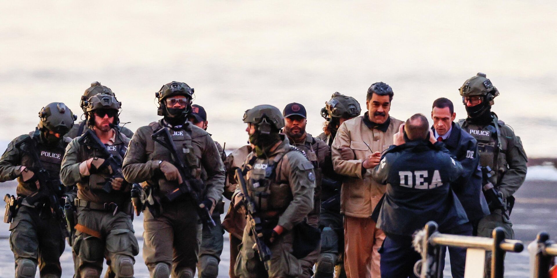 Николас Мадуро направляется в здание суда - ИноСМИ, 1920, 05.01.2026