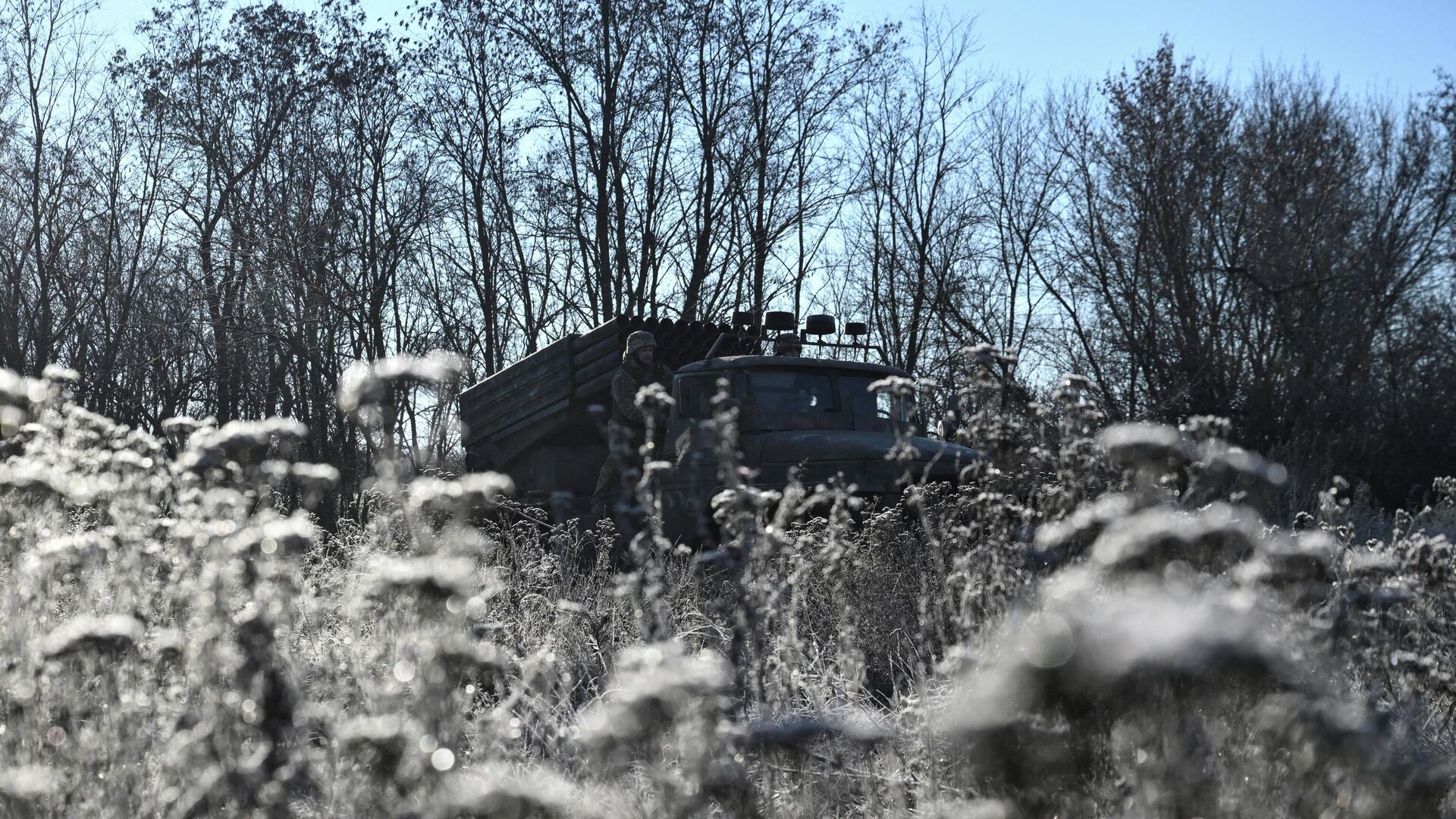 Боевик ВСУ и реактивная система залпового огня БМ-21 Град на линии фронта в оккупированной части ДНР - ИноСМИ, 1920, 06.01.2026