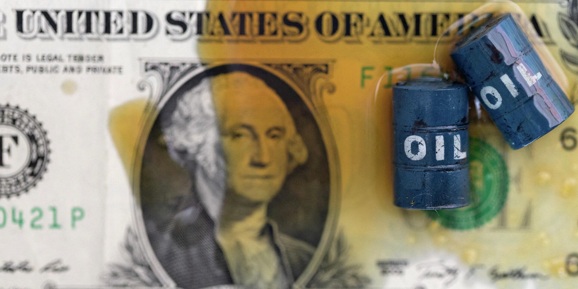 Миниатюрные изображения нефтяных бочек и банкнота в долларах США - ИноСМИ, 1920, 07.01.2026