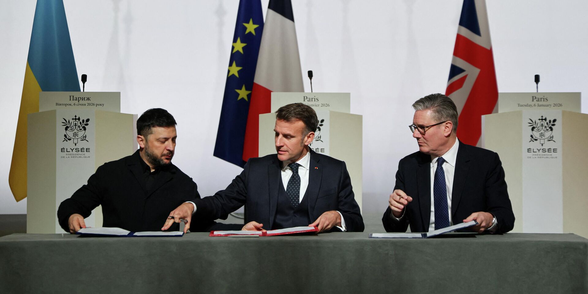 Владимир Зеленский, Эммануэль Макрон и Кир Стармер на саммите коалиции желающих подписывают декларацию о развертывании сил на Украине после прекращения огня - ИноСМИ, 1920, 07.01.2026