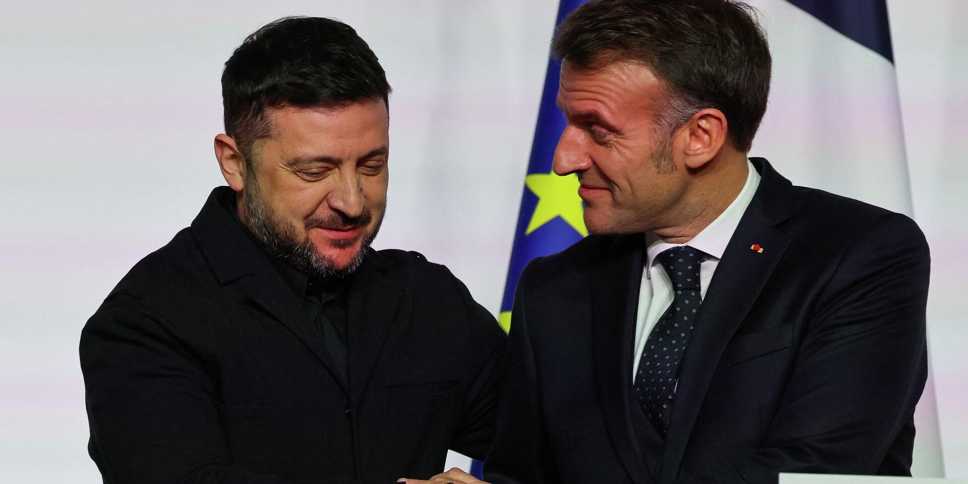 Президент Франции Эммануэль Макрон и Владимир Зеленский пожимают друг другу руки во время пресс-конференции по случаю подписания декларации о развертывании сил на Украине - ИноСМИ, 1920, 07.01.2026