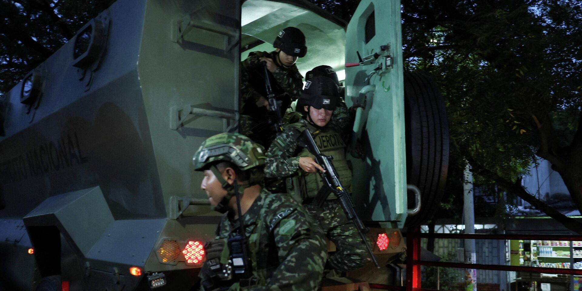 Колумбийские солдаты выходят из бронемашины на границу с Венесуэлой - ИноСМИ, 1920, 07.01.2026