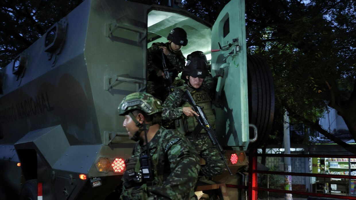 Колумбийские солдаты выходят из бронемашины на границу с Венесуэлой