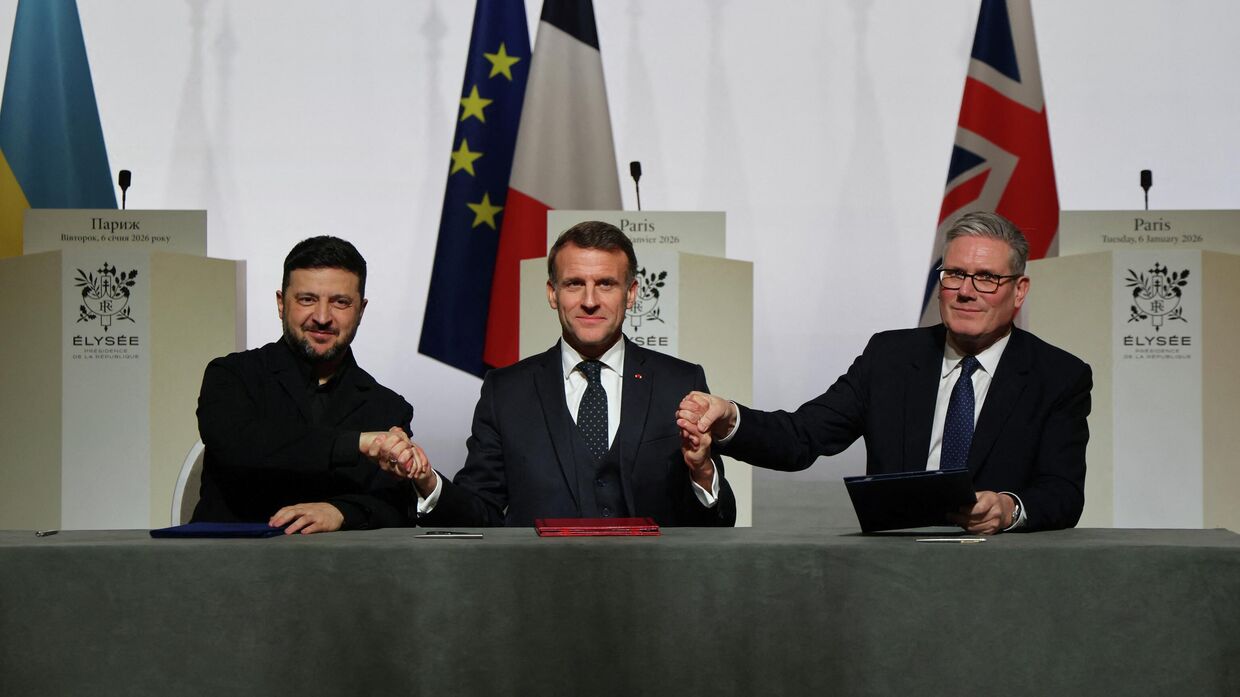 Владимир Зеленский, президент Франции Эммануэль Макрон и премьер-министр Великобритании Кир Стармер пожимают друг другу руки на саммите коалиции желающих