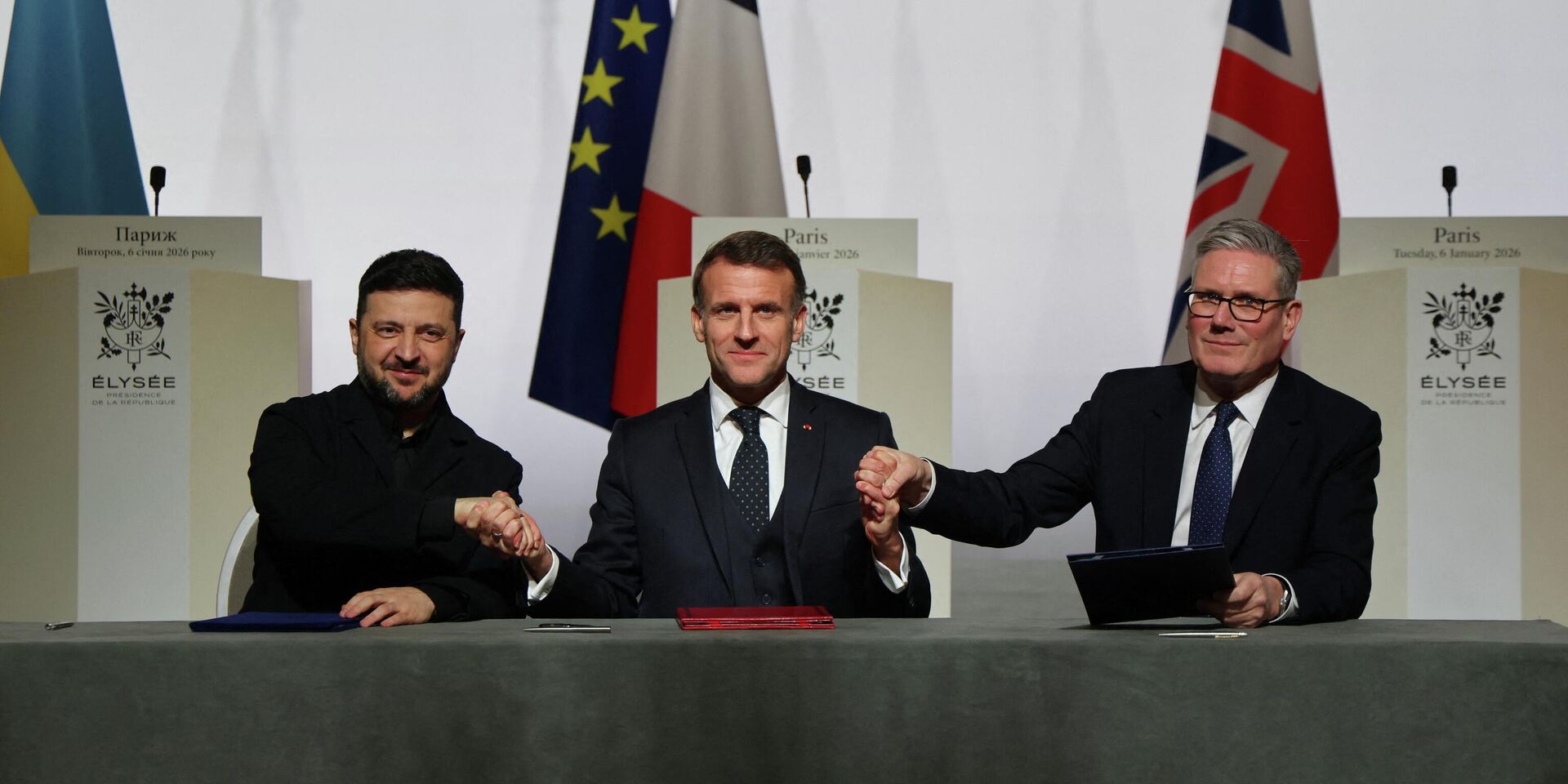 Владимир Зеленский, президент Франции Эммануэль Макрон и премьер-министр Великобритании Кир Стармер пожимают друг другу руки на саммите коалиции желающих - ИноСМИ, 1920, 12.01.2026