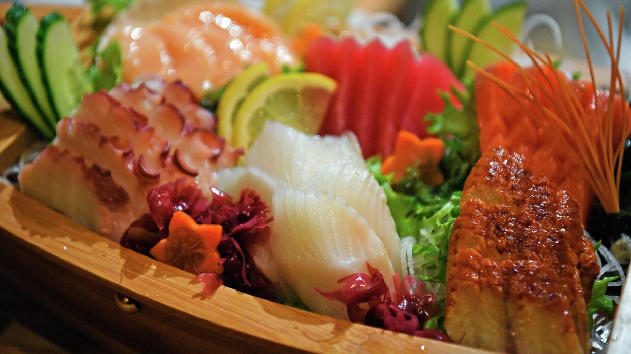 Блюдо японской кухни в одном из ресторанов Южно-Сахалинска