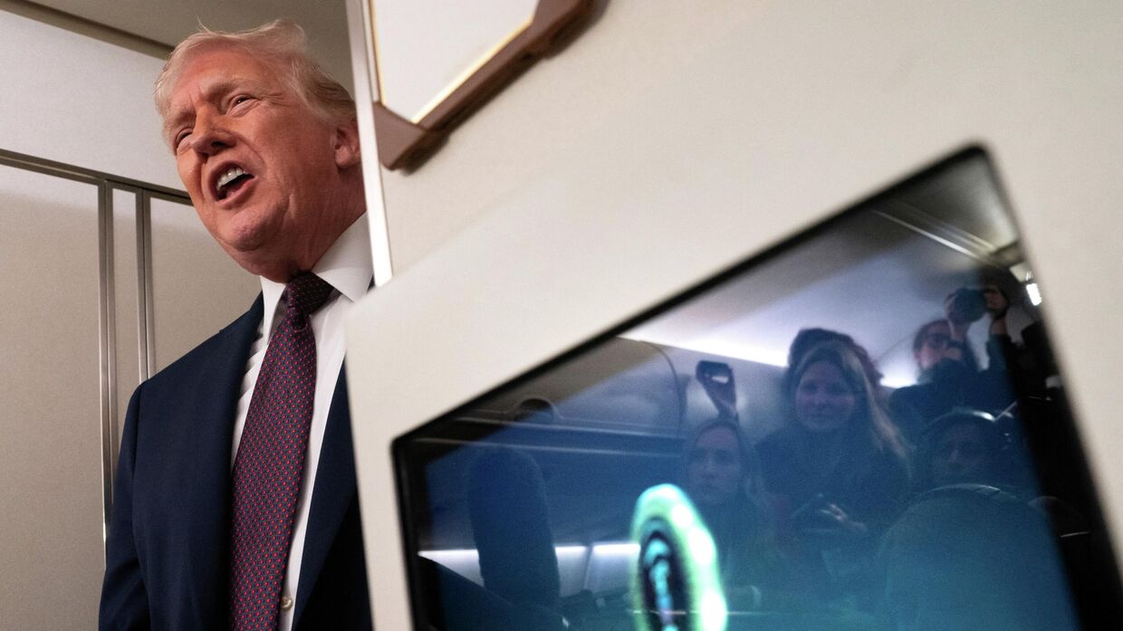 Трамп выступает перед журналистами