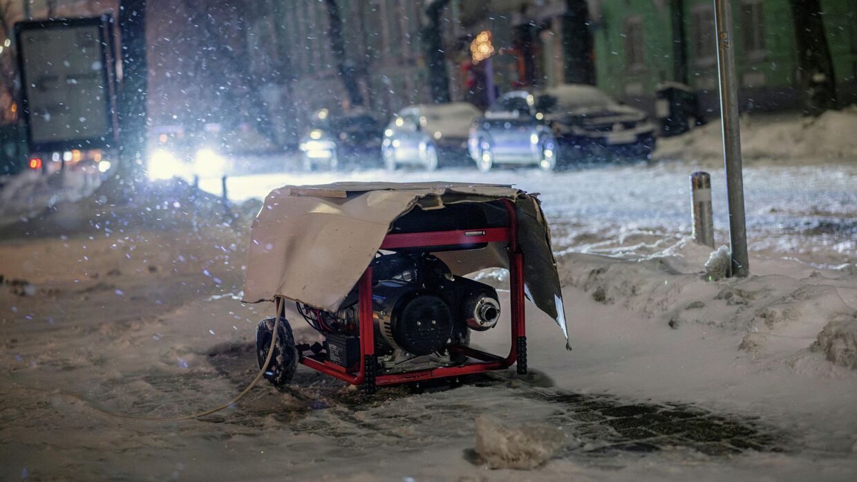 Генератор на улице в Киеве, Украина, 9 января 2026 года