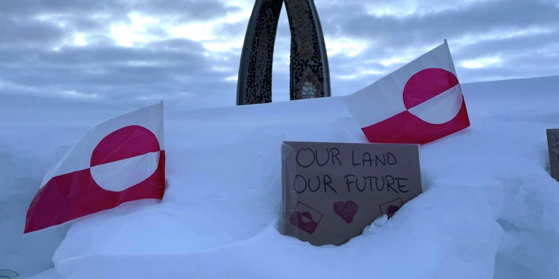 Флаги Гренландии и табличка с надписью Наша земля - наше будущее во время визита вице-президента США Джей Ди Вэнса в Нуук - ИноСМИ, 1920, 16.01.2026