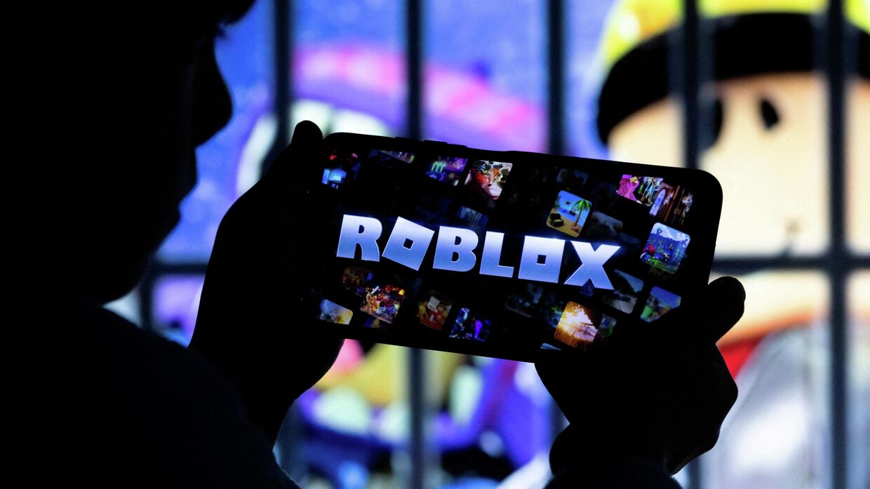 Игра Roblox на экране смартфона