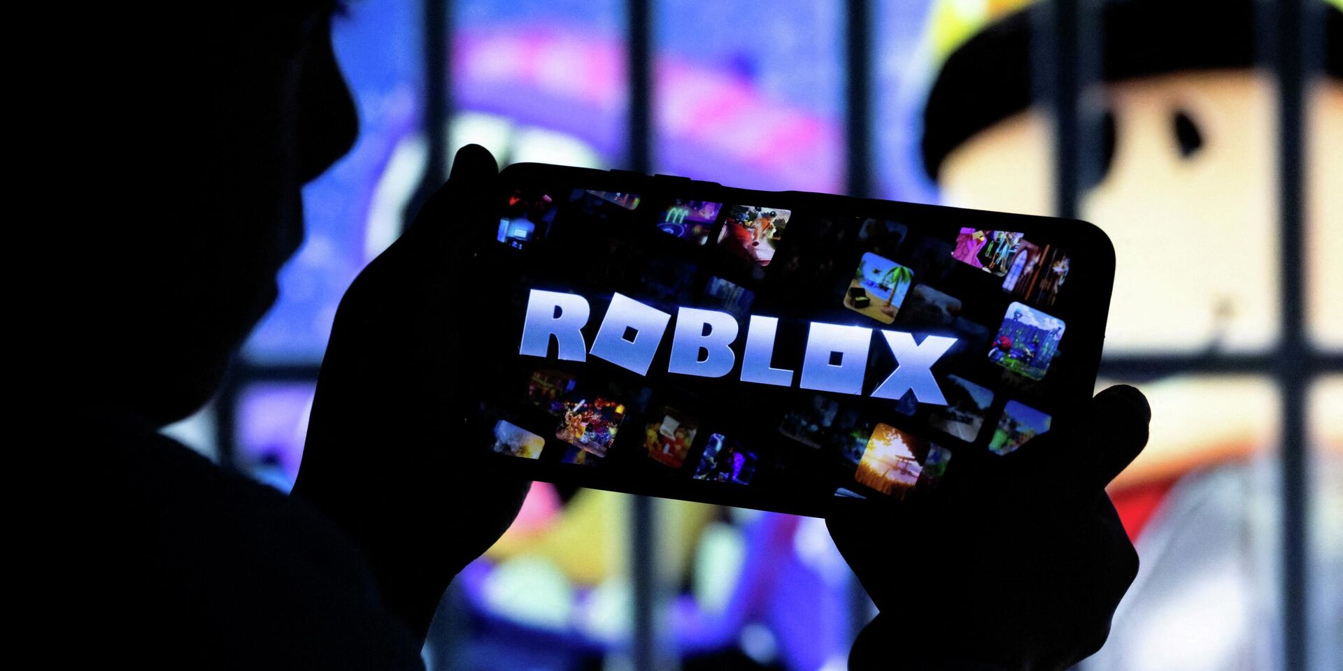 Игра Roblox на экране смартфона - ИноСМИ, 1920, 10.01.2026
