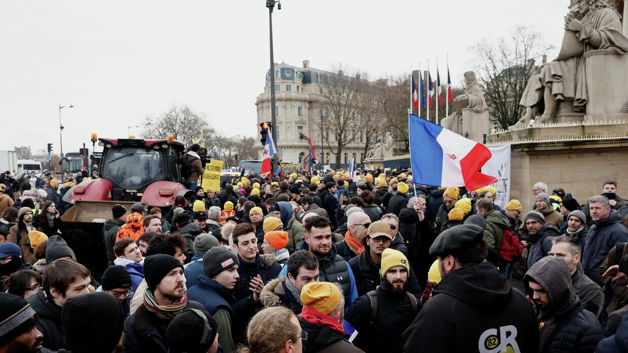 Участники акции протеста в Париже