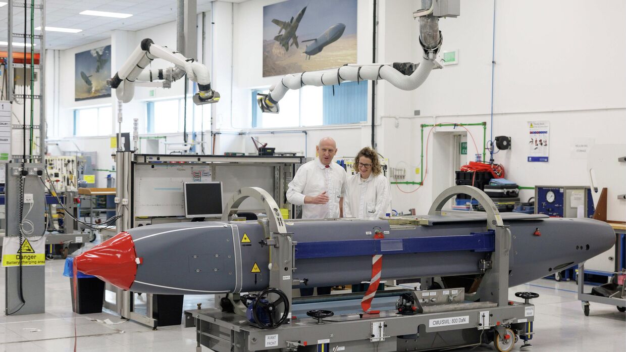 Министр обороны Великобритании Джон Хили на сборочной линии на заводе MBDA Storm Shadow в Стивенидже, Великобритания 