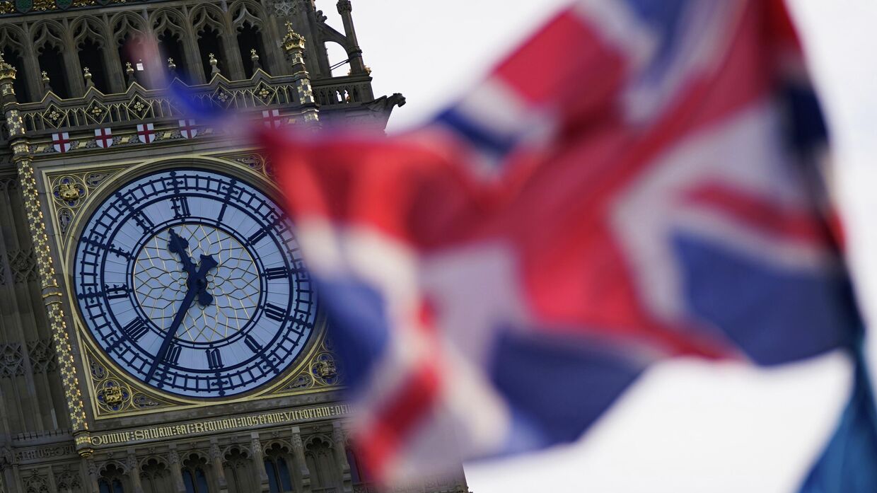 Биг-Бен и флаг Великобритании в Лондоне