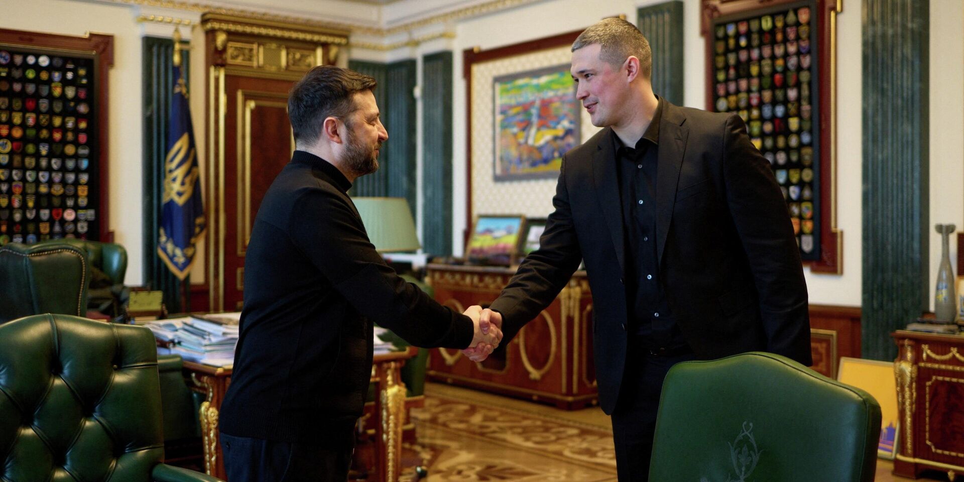 Владимир Зеленский и новый министр обороны Украины Михаил Федоров пожимают друг другу руки - ИноСМИ, 1920, 17.01.2026