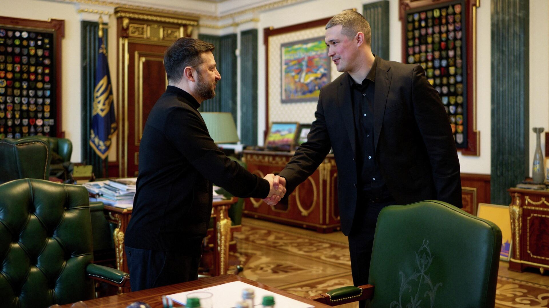 Владимир Зеленский и новый министр обороны Украины Михаил Федоров пожимают друг другу руки - ИноСМИ, 1920, 22.01.2026