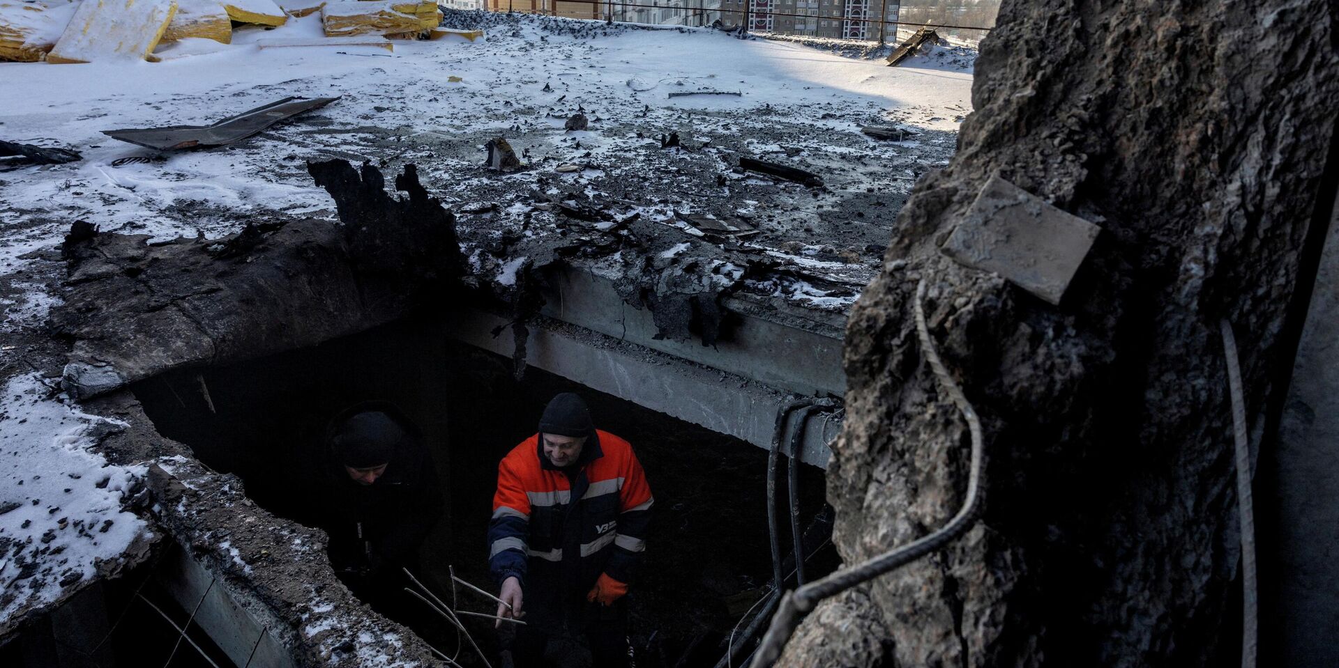 Киевлянин показывает журналисту место удара российского беспилотника - ИноСМИ, 1920, 17.01.2026