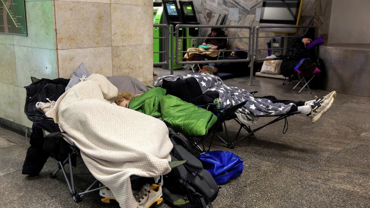 Люди прячутся на станции метро во время российской беспилотно-ракетной атаки. Киев, 27 декабря 2025 г.