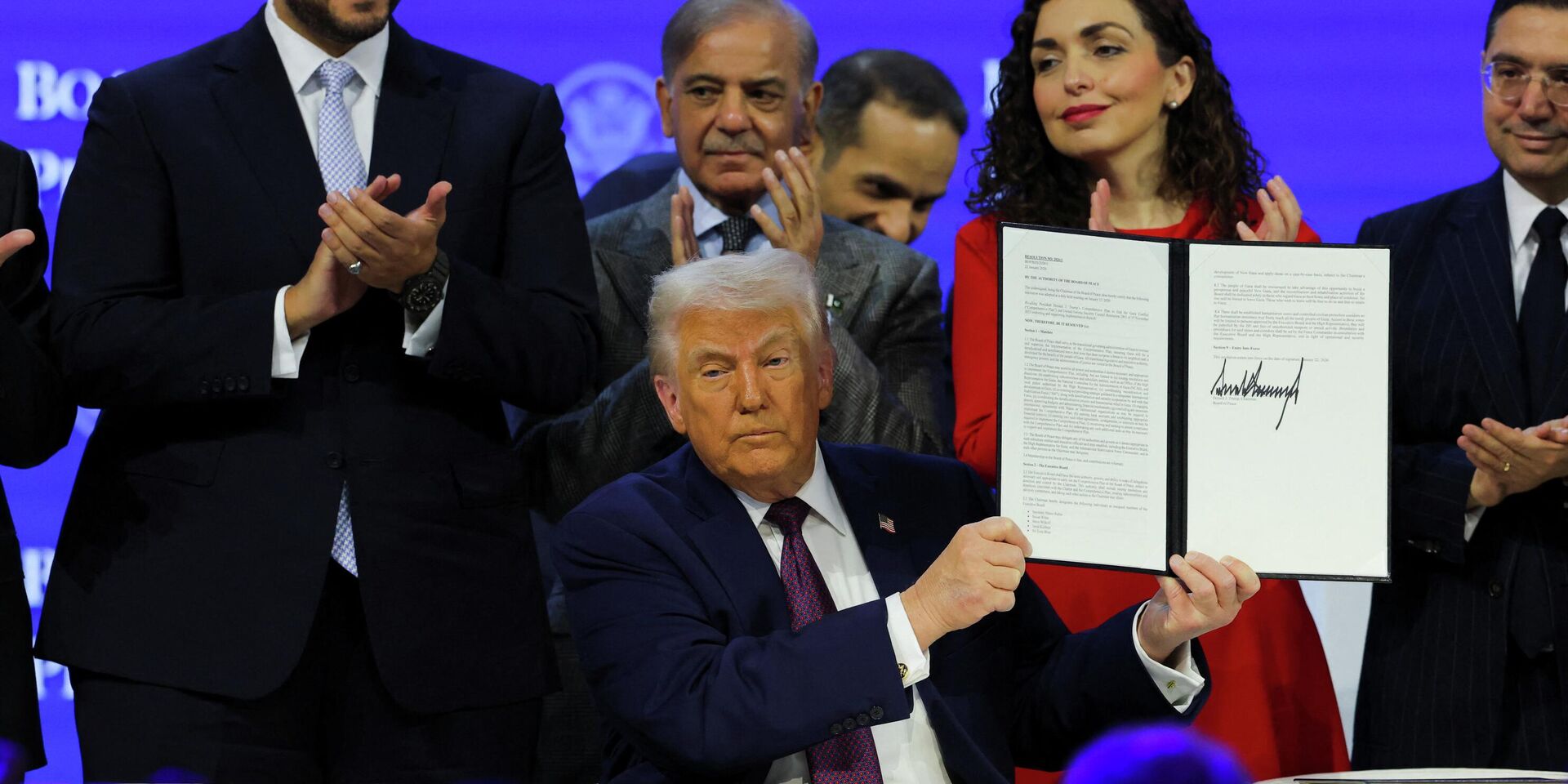 Президент США Дональд Трамп держит в руках подписанный Устав Совета мира в Давосе, Швейцария, 22 января 2026 года - ИноСМИ, 1920, 27.01.2026