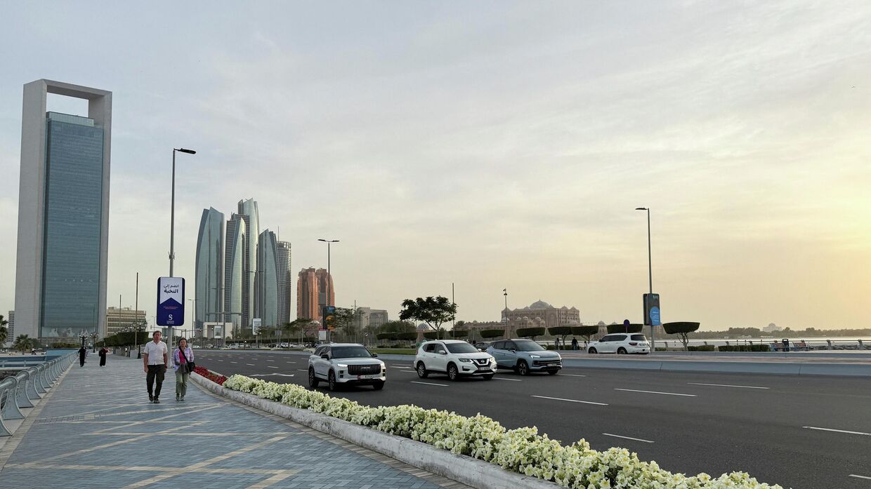 Вид на Абу-Даби, где проходят трехсторонние переговоры России, Украины и США