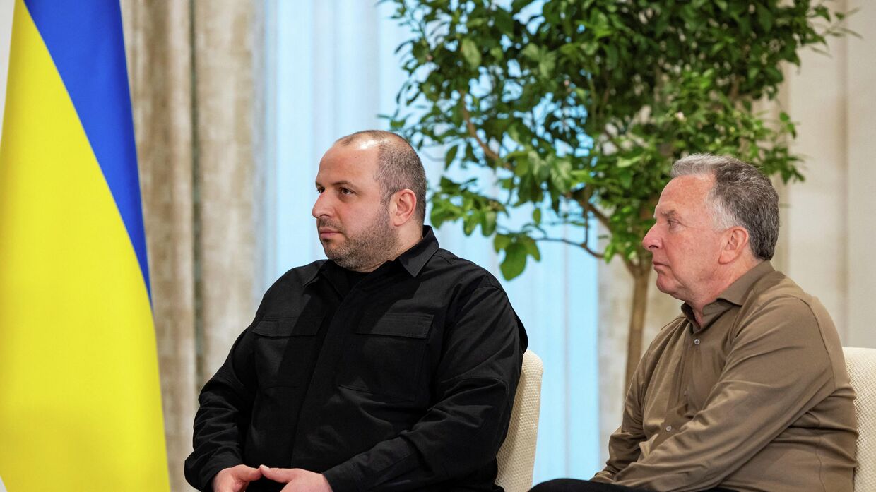 Стив Уиткофф и Рустем Умеров на трехсторонних переговорах России, США и Украины в Абу-Даби