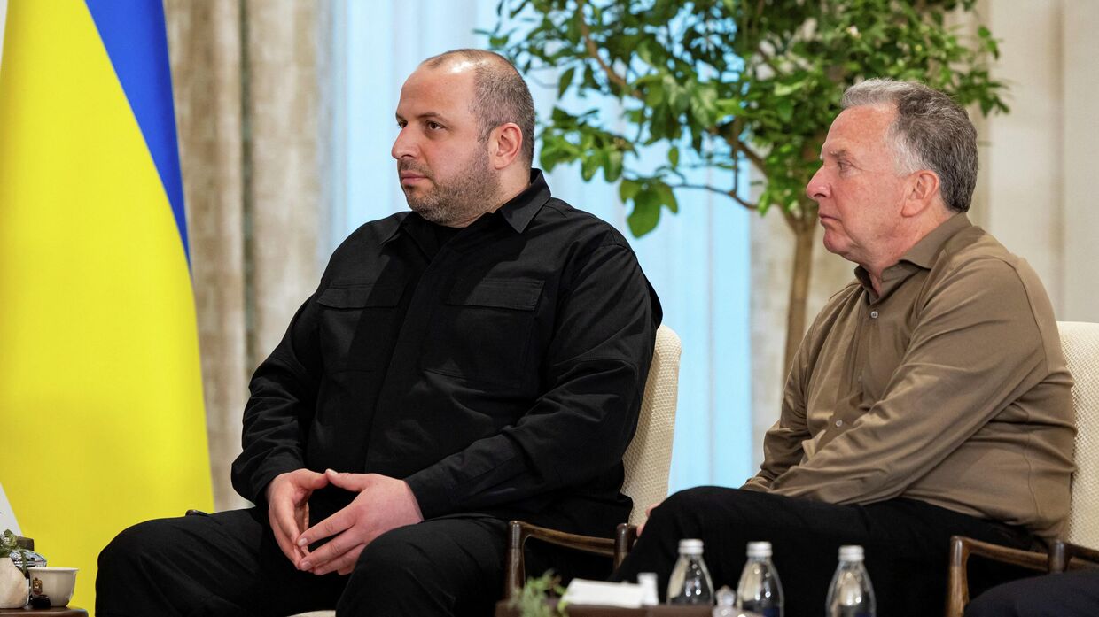 Стив Уиткофф и Рустем Умеров на трехсторонних переговорах России, США и Украины в Абу-Даби