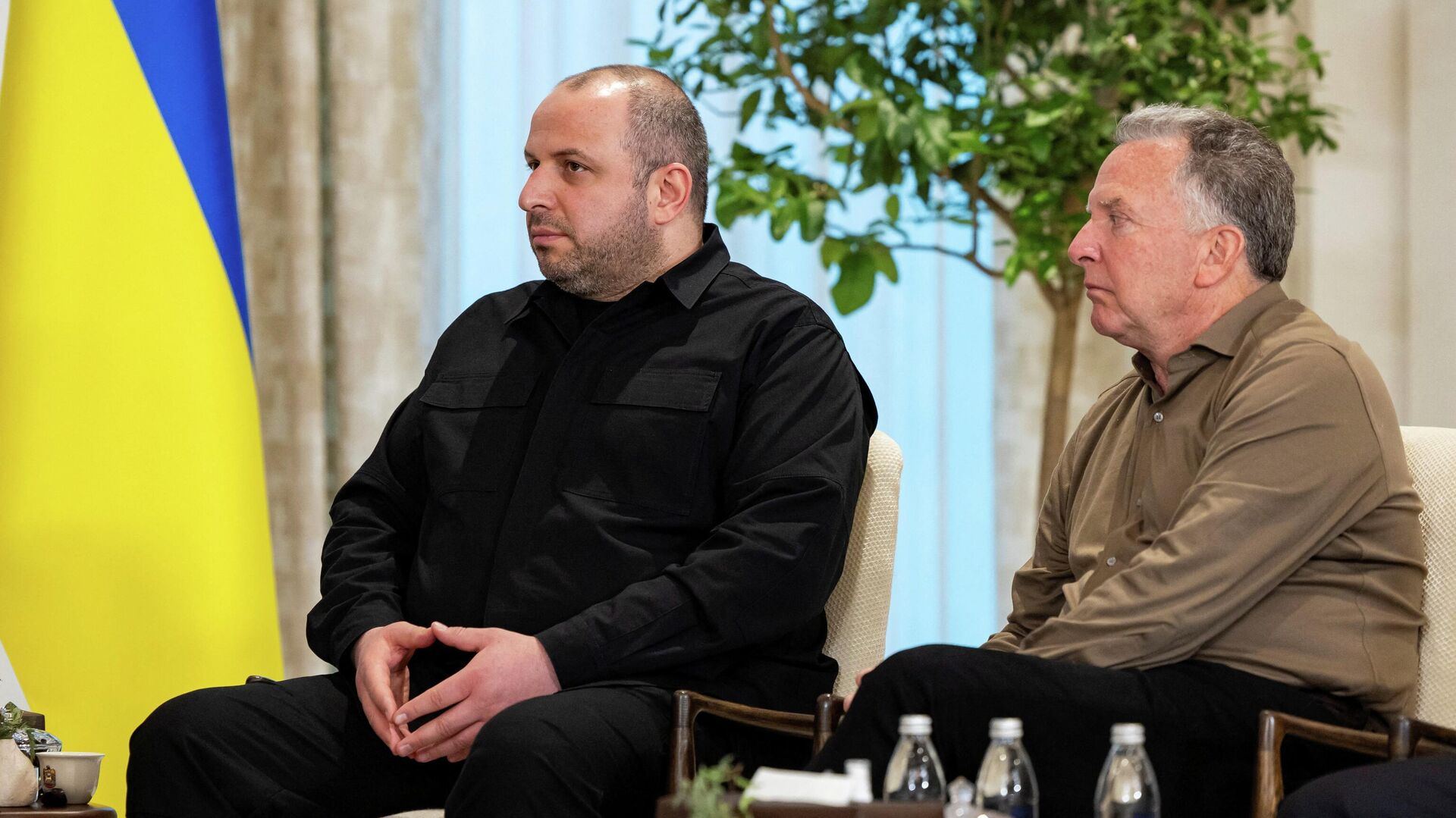 Стив Уиткофф и Рустем Умеров на трехсторонних переговорах России, США и Украины в Абу-Даби - ИноСМИ, 1920, 24.01.2026