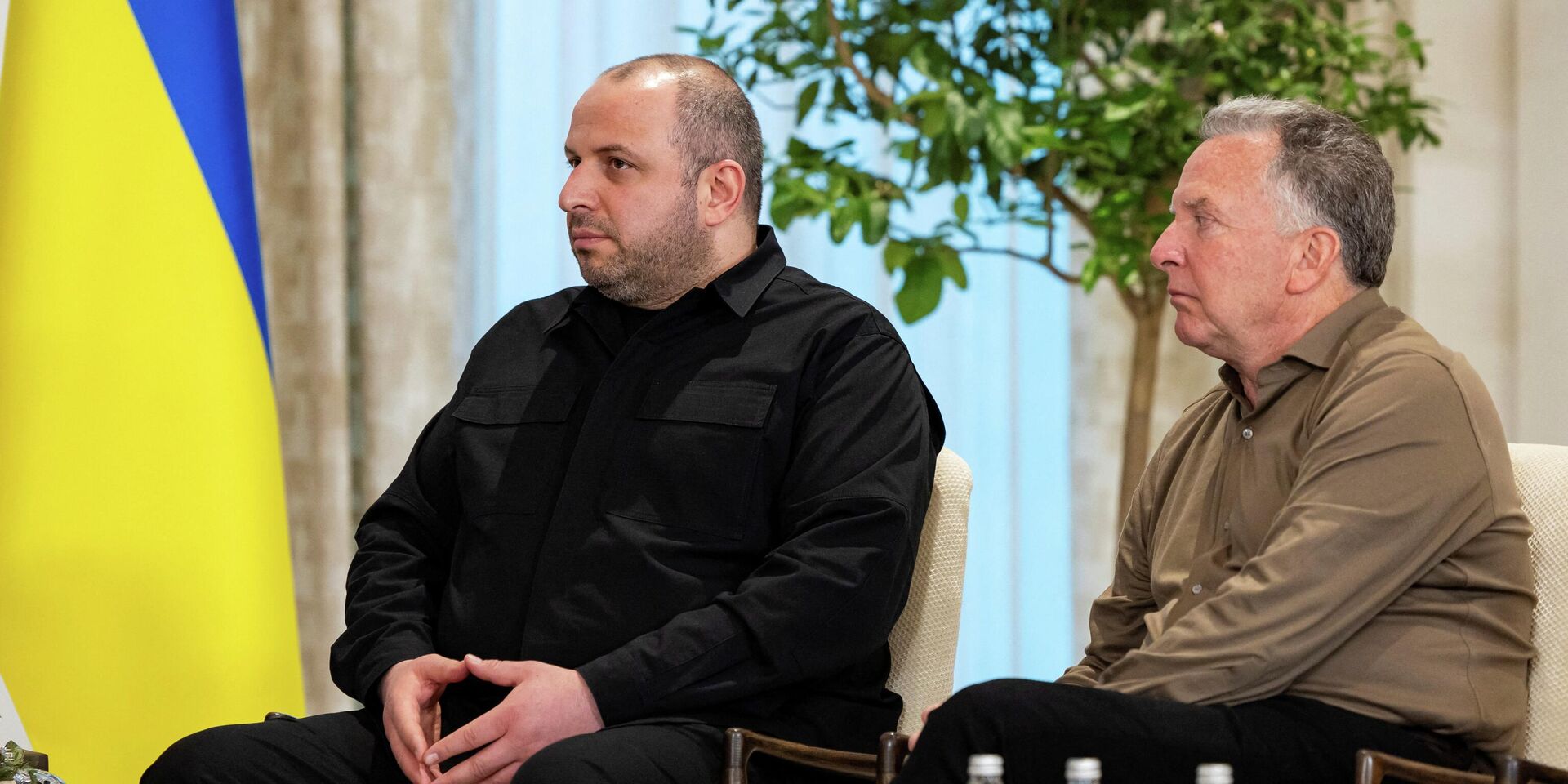 Стив Уиткофф и Рустем Умеров на трехсторонних переговорах России, США и Украины в Абу-Даби - ИноСМИ, 1920, 04.02.2026