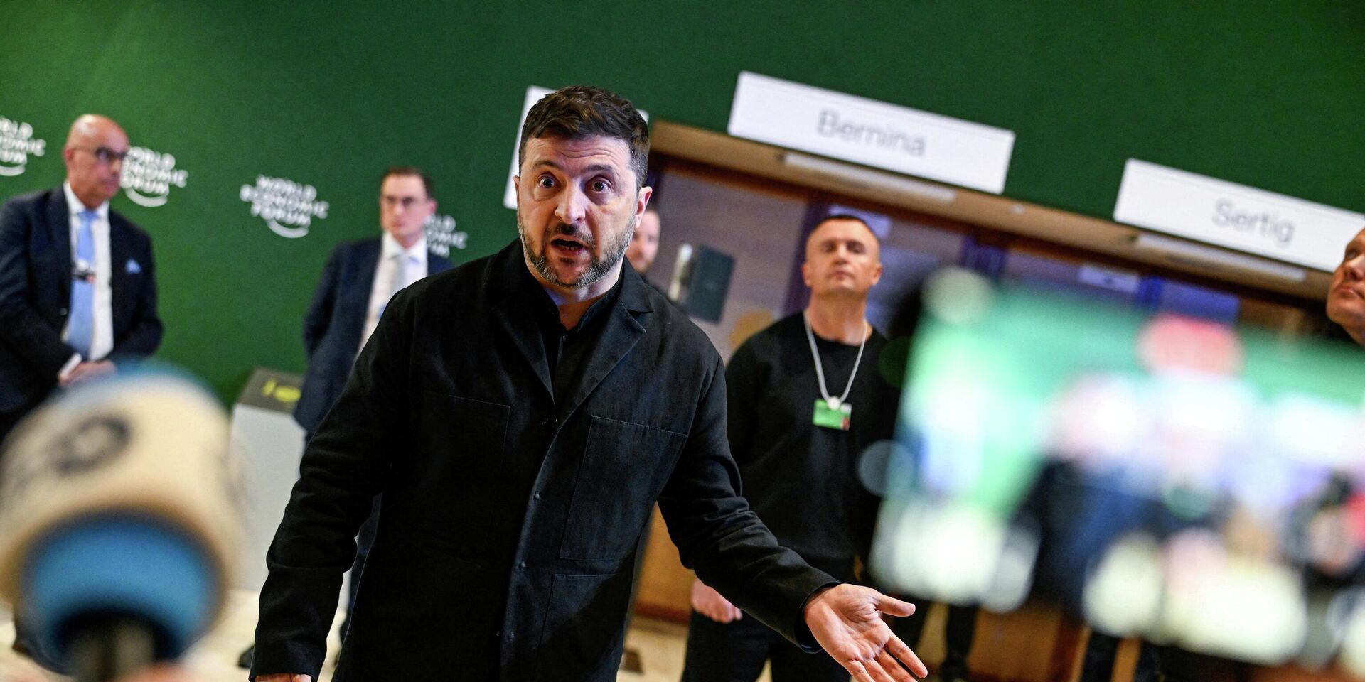 Владимир Зеленский выступает перед СМИ на 56-м ежегодном Всемирном экономическом форуме в Давосе - ИноСМИ, 1920, 24.01.2026