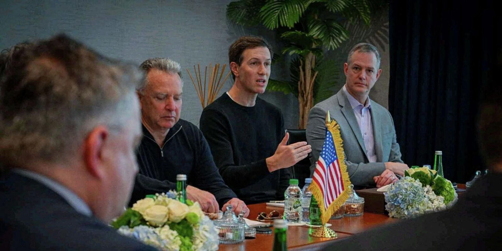 Джаред Кушнер выступает, сидя рядом со специальным посланником Соединенных Штатов Стивом Уиткоффом, во время трехсторонних переговоров между США, Россией и Украиной во дворце Аль-Шати в Абу-Даби - ИноСМИ, 1920, 24.01.2026