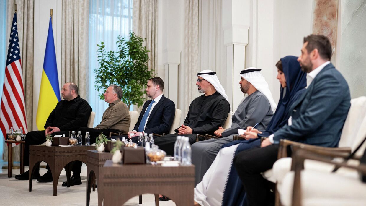 Встреча глав делегаций, участвующих в трехсторонних переговорах между Соединенными Штатами, Россией и Украиной, которые проходят в ОАЭ, во дворце Аль-Шати в Абу-Даби